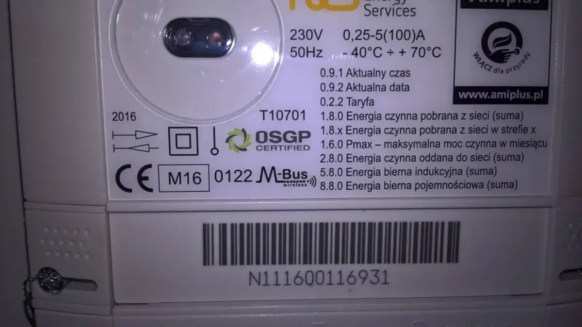 Numer licznika prądu N111600116931. Urządzenie z 2016 roku, z certyfikatem OSGP, pokazuje dane o zużyciu energii.