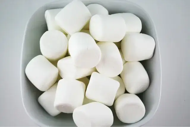 Jak smakują pianki na ognisko? Odkryj ich wyjątkowy smak i teksturę