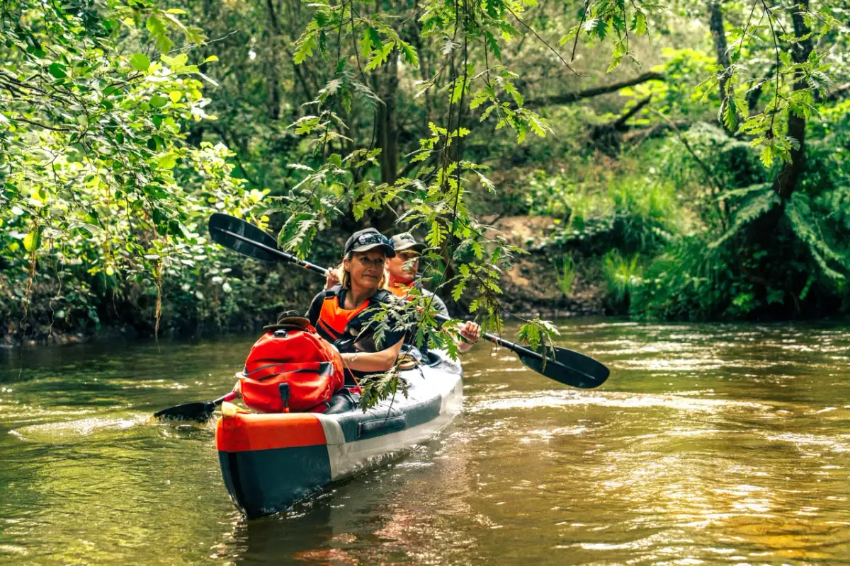 Jaki strój na kajaki? Oto co musisz wiedzieć, by czuć się komfortowo
