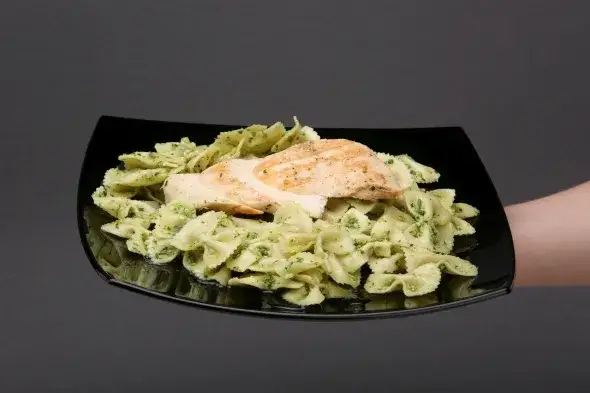 Ile kalorii ma makaron z pesto? Sprawdź, co wpływa na kaloryczność