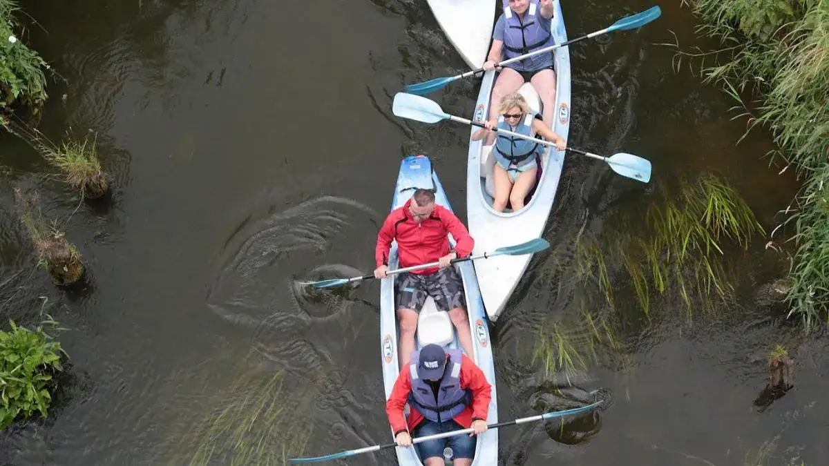 Kajakiem po Polsce: ile kosztuje spływ i jak nie przepłacić?
