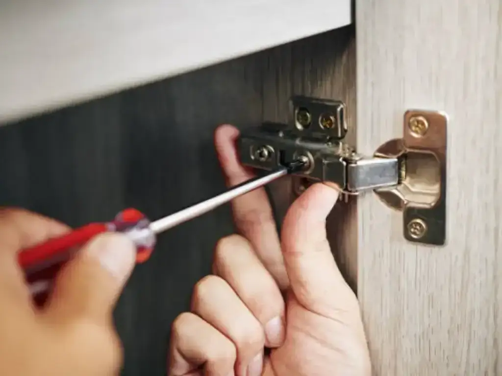 Jak wyregulować zawiasy w szafce? Prosty poradnik krok po kroku