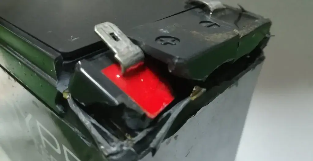 Pęknięty akumulator: Kleić czy wymieniać? Poradnik eksperta