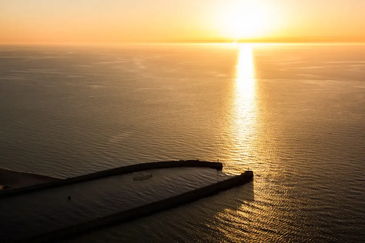 Zachód słońca nad Bałtykiem. Czy Bałtyk jest słony? Tak, jest, a jego woda lśni w złotym blasku.