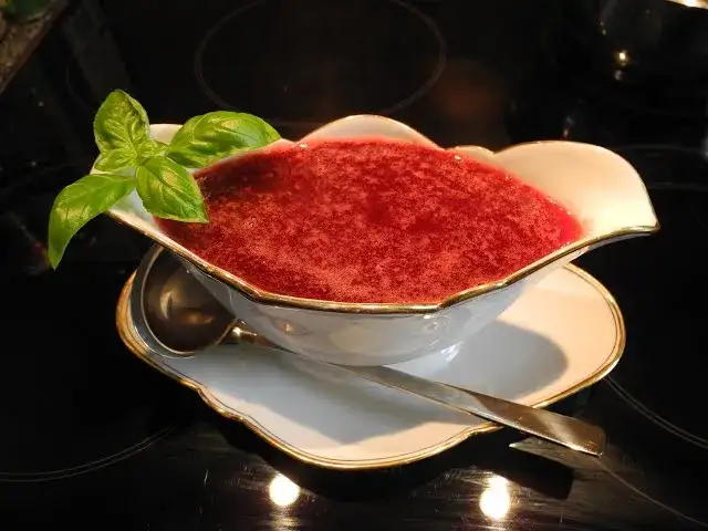 Jak zrobić sos malinowy w prosty sposób - idealny do deserów