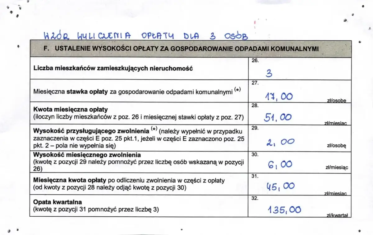 Deklaracja o wysokości opłaty za gospodarowanie odpadami komunalnymi dla 3 osób, z wyliczoną miesięczną i kwartalną opłatą.