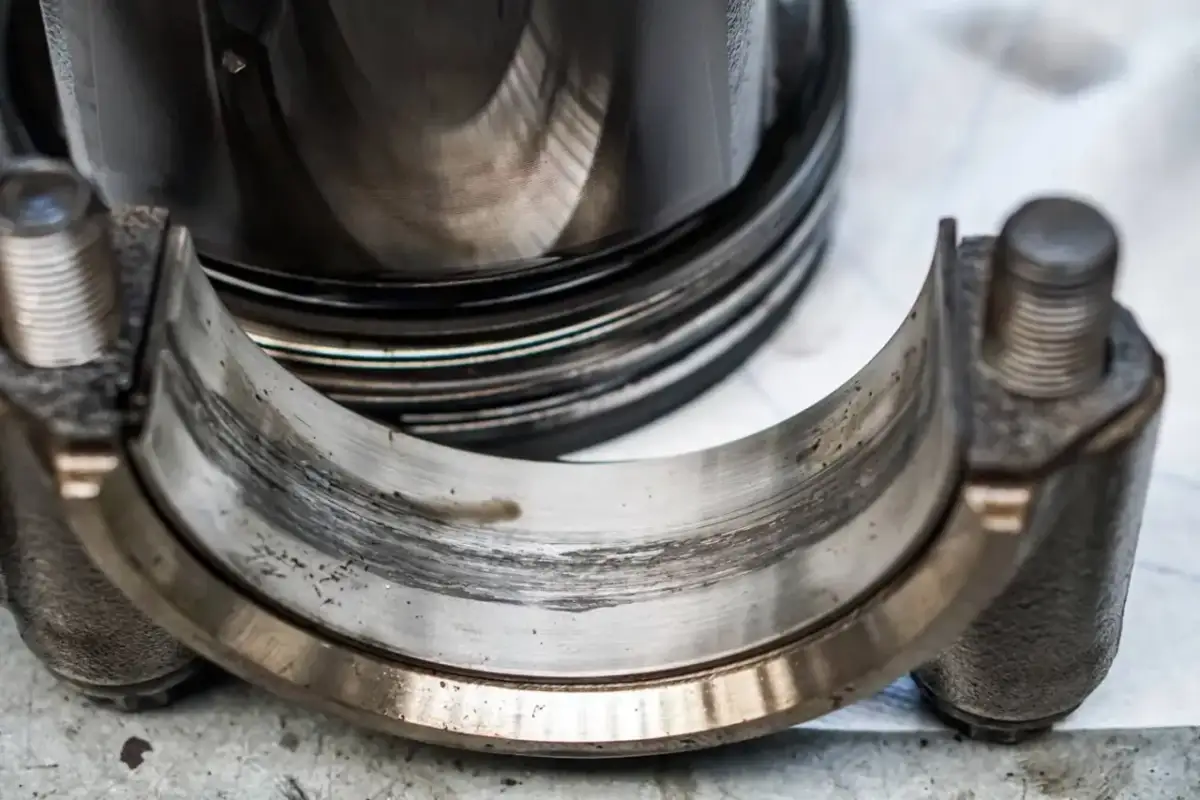 Obrócona panewka objawy - jak je rozpoznać i uniknąć kosztownych napraw