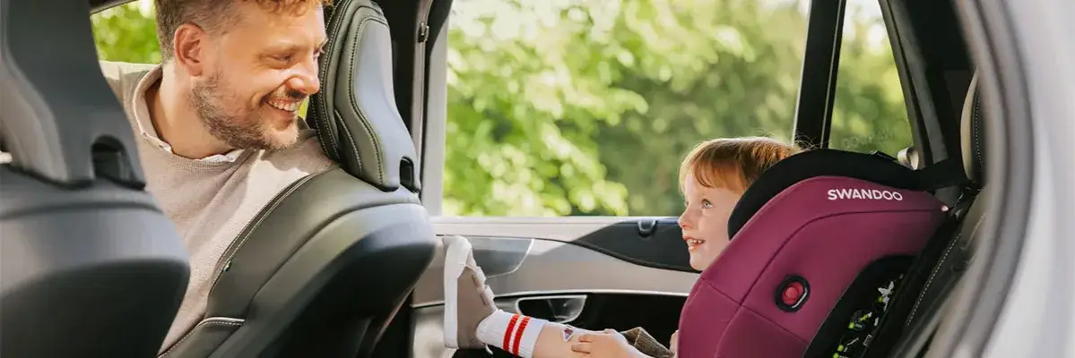 Dziecko z przodu auta? Legalne czy bezpieczne? Sprawdź przepisy!