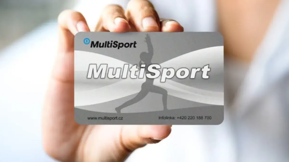 Karta MultiSport w dłoni. Dowiedz się, jak opłacić kartę MultiSport i cieszyć się aktywnością.