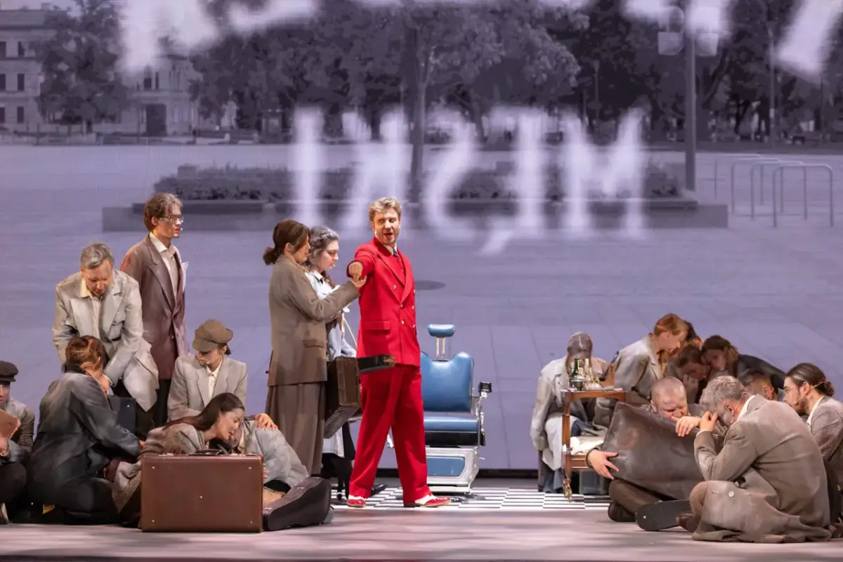 Na wsi Czechowicz, ludzie w strojach z epoki, z walizkami, w dramatycznej scenie.