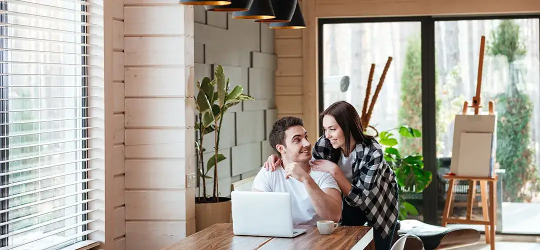 Okna na zachód kiedy słońce – zyski i pułapki ekspozycji