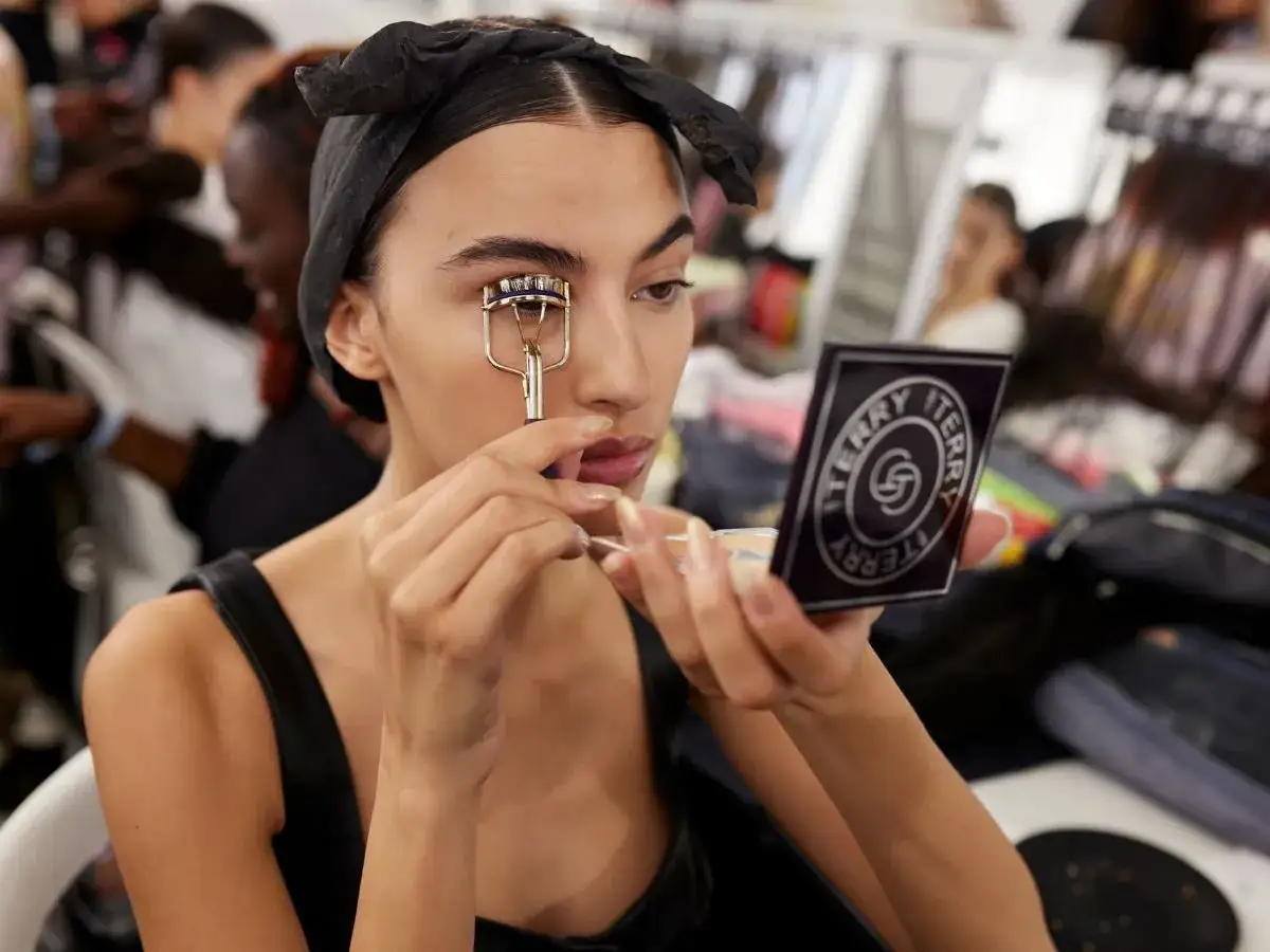 Jak zrobić makijaż? Krok po kroku dla początkujących zyskaj pewność!