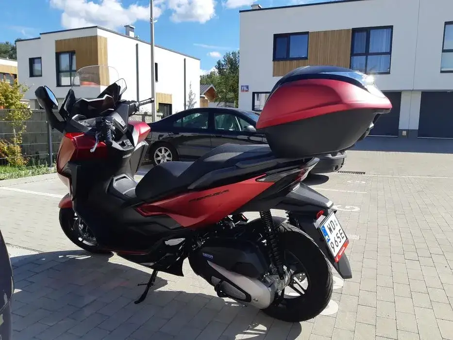 Skuter z dachem – komfortowe i bezpieczne rozwiązanie transportowe