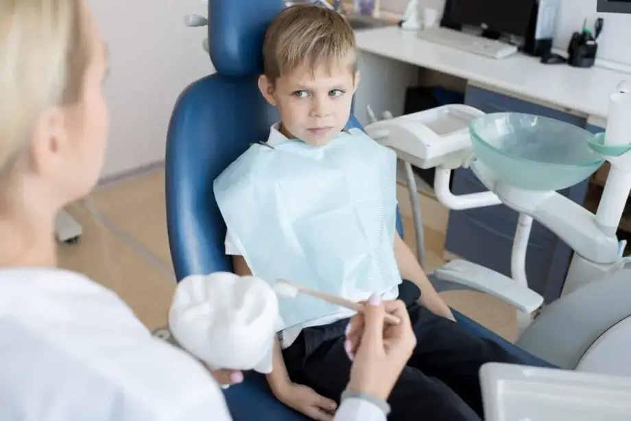 Uspokój dziecko przed dentystą: Skuteczne metody i porady eksperta