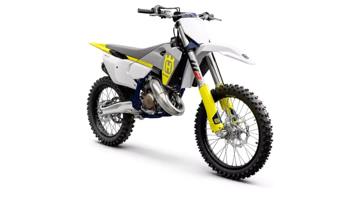 Motocykl crossowy Husqvarna TC 125 z żółtymi elementami na białym tle.