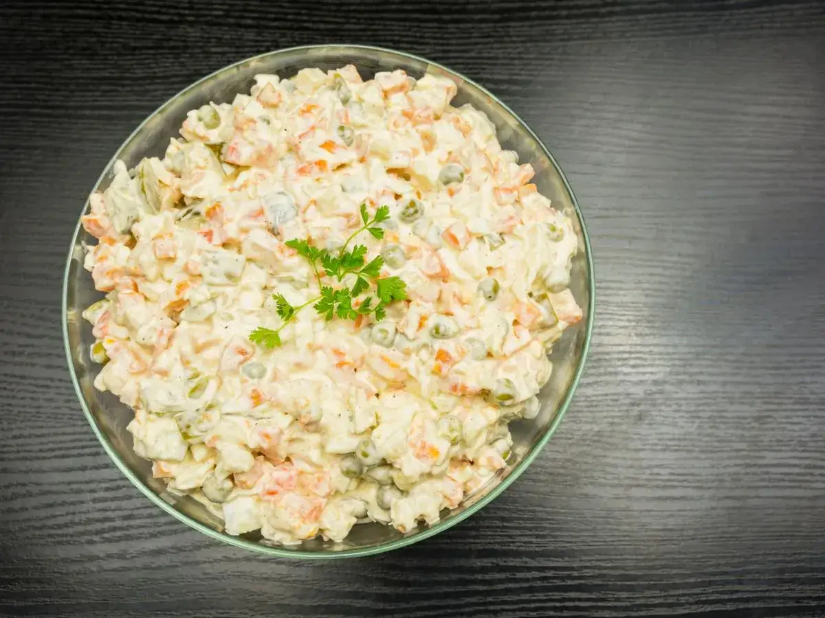 Sałatka jarzynowa z majonezem, bogata w warzywa, kusi smakiem. Zastanawiasz się, ile kalorii ma sałatka jarzynowa z majonezem?