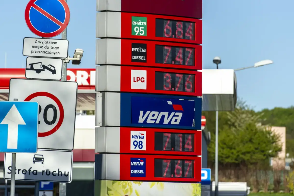 Ile kosztuje 1 litr benzyny? Sprawdź aktualne ceny i oszczędzaj