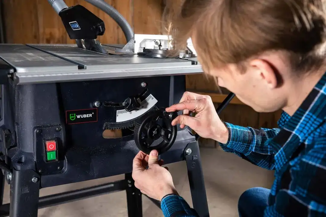 Jak przycinać listwy przysufitowe, aby uniknąć błędów i uzyskać idealne połączenia