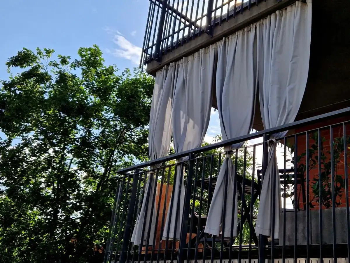 Jak zamontować zasłony na balkonie w bloku bez wiercenia i stresu