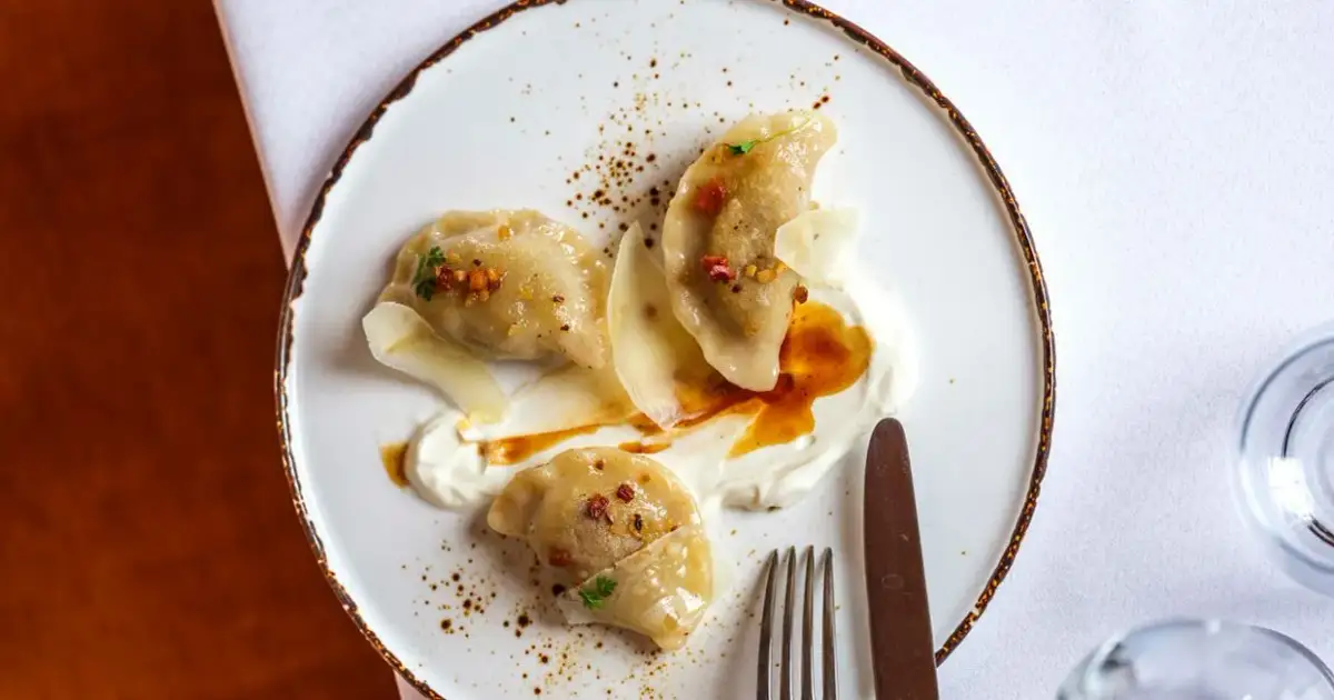 Gdzie zjeść w Krakowie? Sprawdzone miejsca od pierogów po Michelin.
