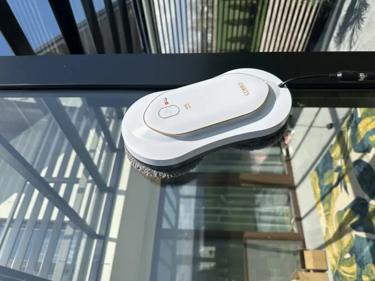 Bezpieczne mycie okien na wysokości: teleskop, robot czy firma?