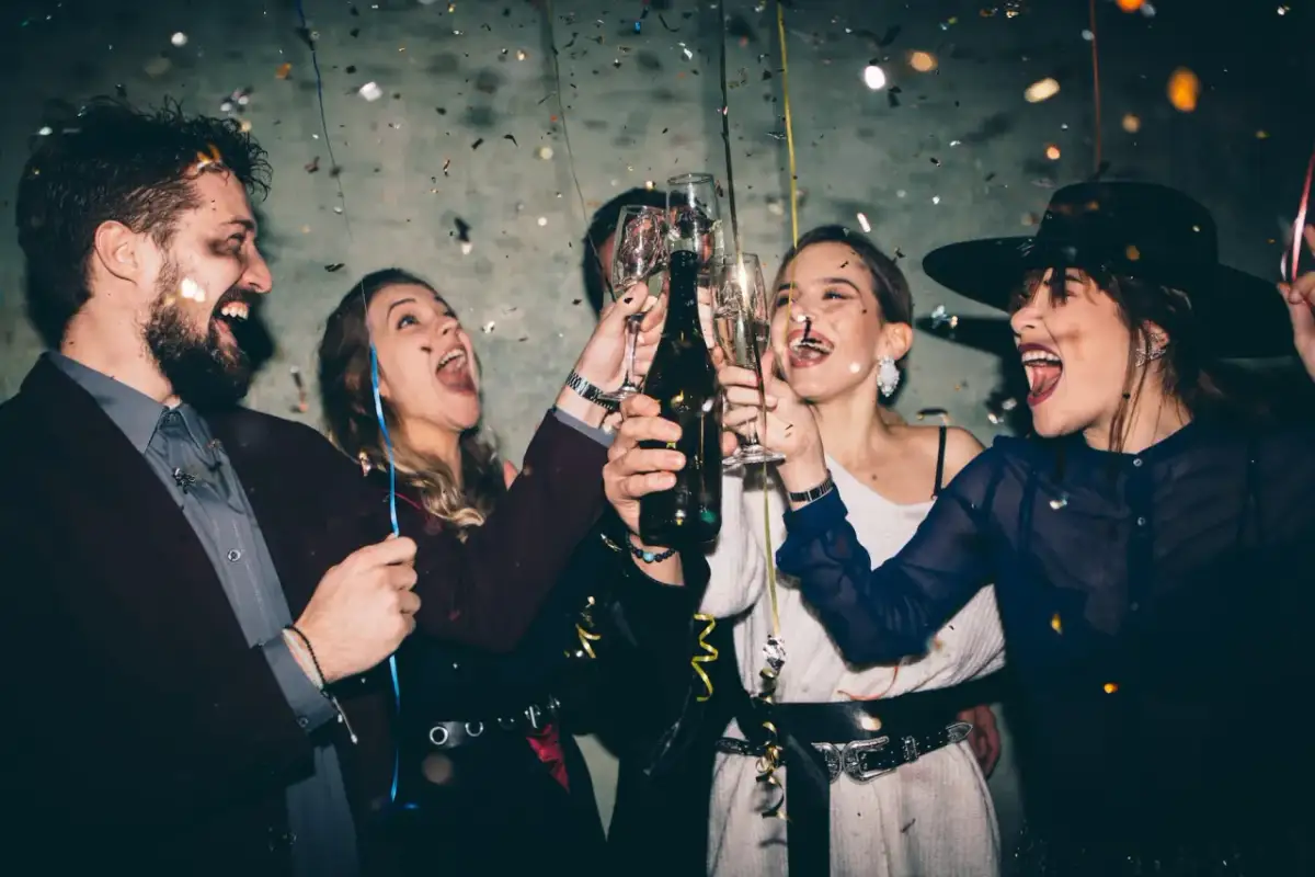 Jak ubrać się na sylwestrową domówkę? Blask i wygoda!