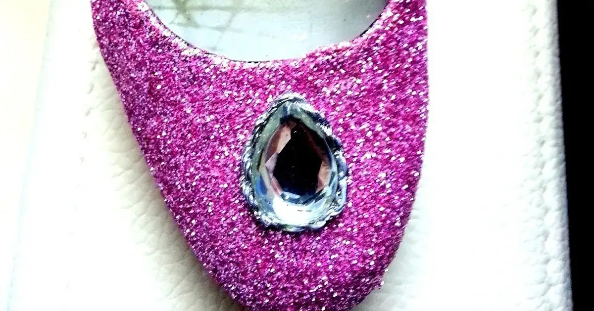 Jak skutecznie utrwalić brokat na butach i zapobiec jego osypywaniu się