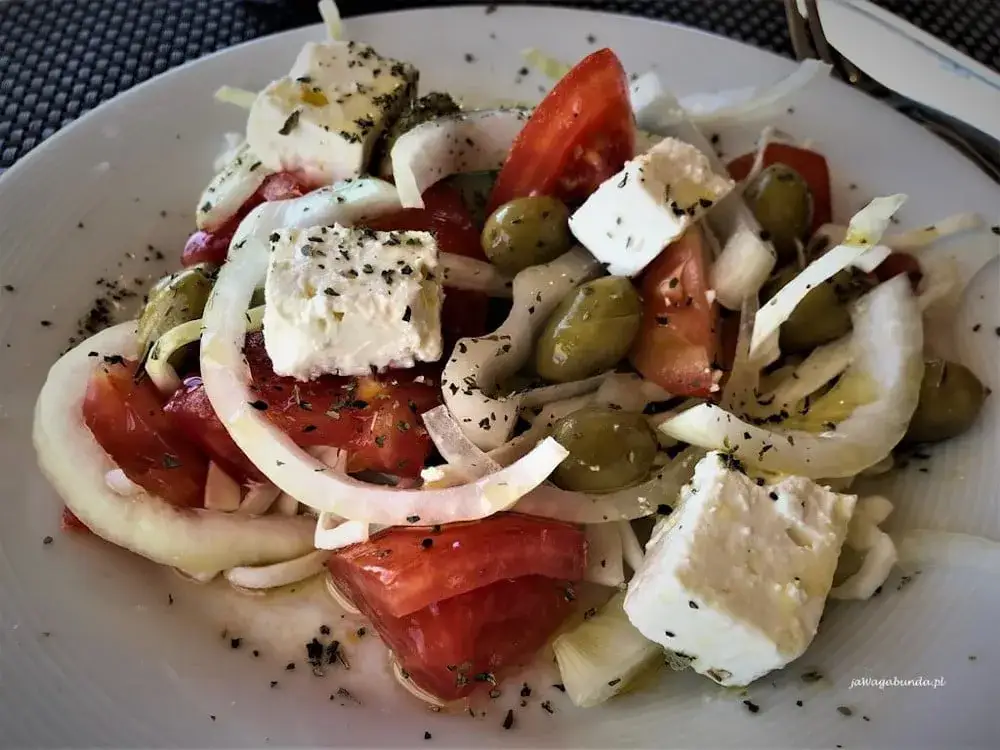 Jak zrobić sałatkę grecką? Odkryj oryginalny przepis Horiatiki!