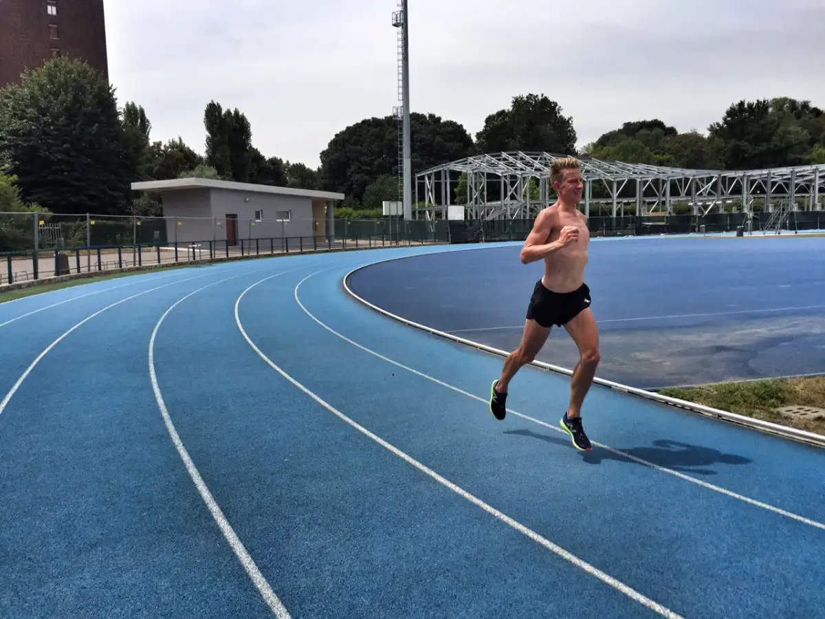 Czy brać wodę na bieganie? Kompletny przewodnik dla biegaczy