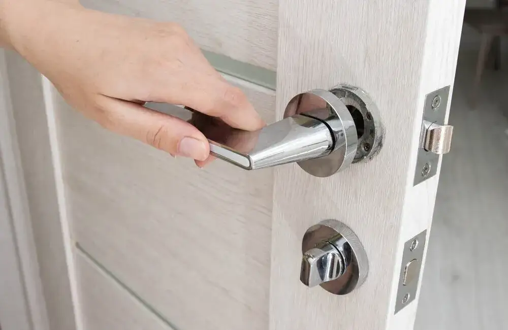Jak naprawić klamkę w drzwiach - skuteczne sposoby na usterki