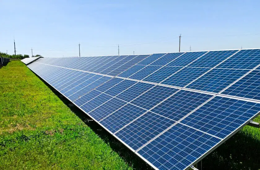 Fotowoltaika niskonapięciowa: Co to jest i czy warto w nią inwestować?