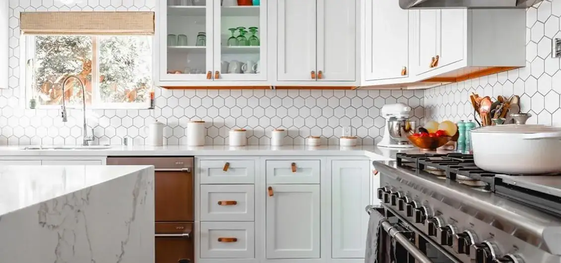 Jak odnowić szafki kuchenne - wykorzystaj okrelinę!