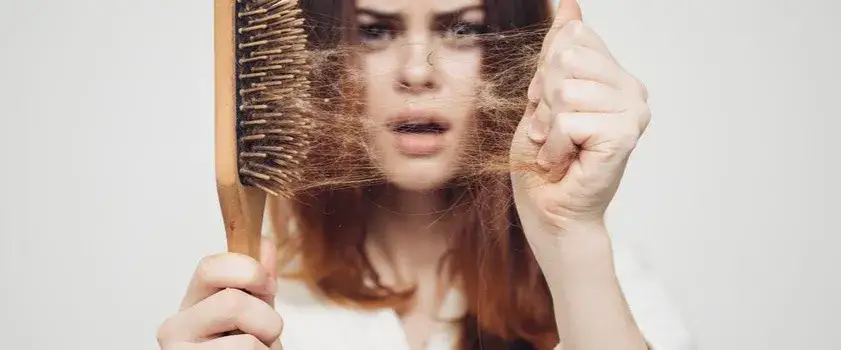 Wypadanie włosów: Skuteczne sposoby i przyczyny. Odzyskaj kontrolę!
