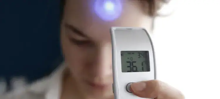 Mierzenie temperatury na lotnisku - jak technologia chroni zdrowie pasażerów