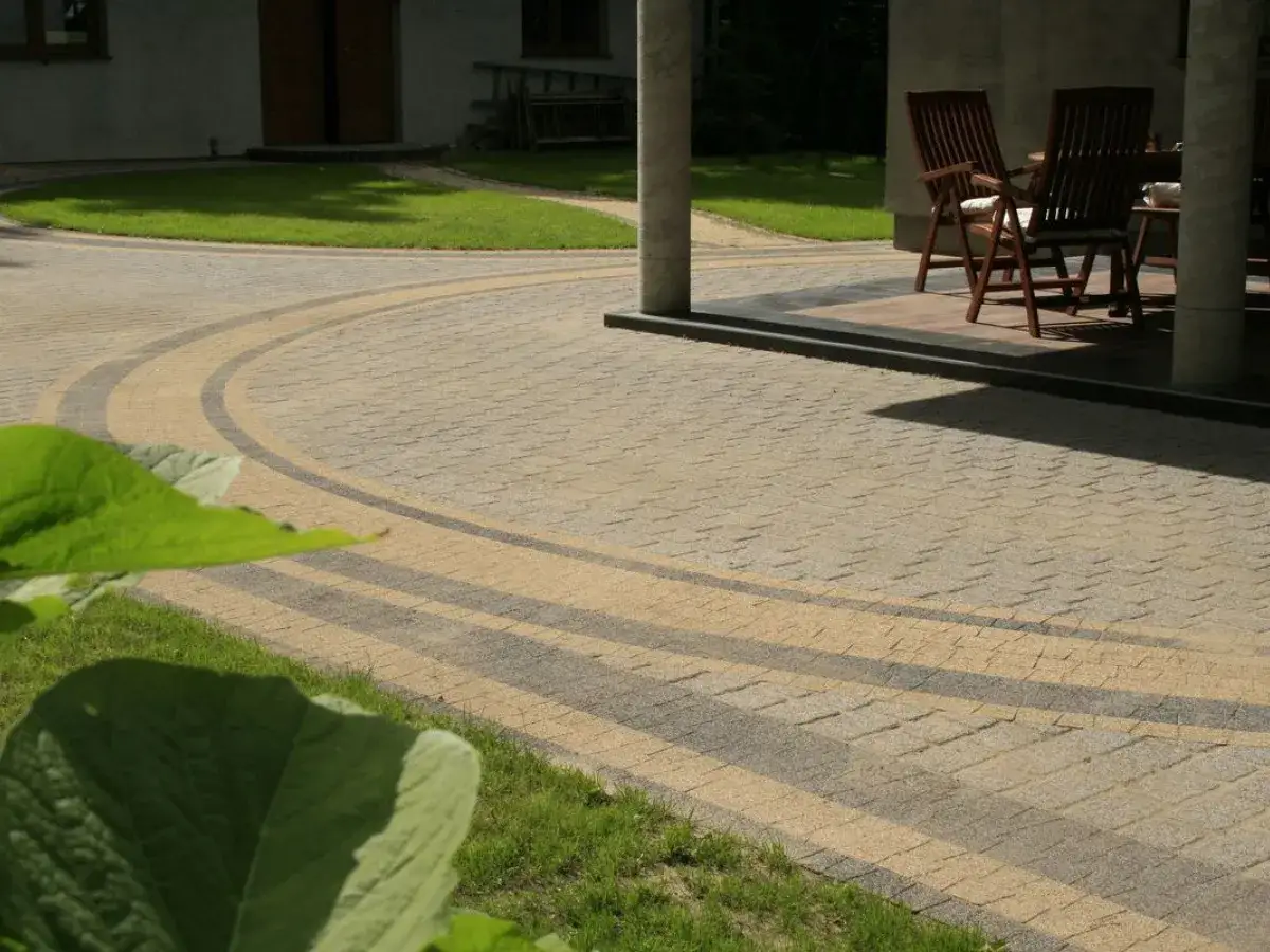 Jak wykonać taras z kostki brukowej - krok po kroku z użytecznymi wskazówkami