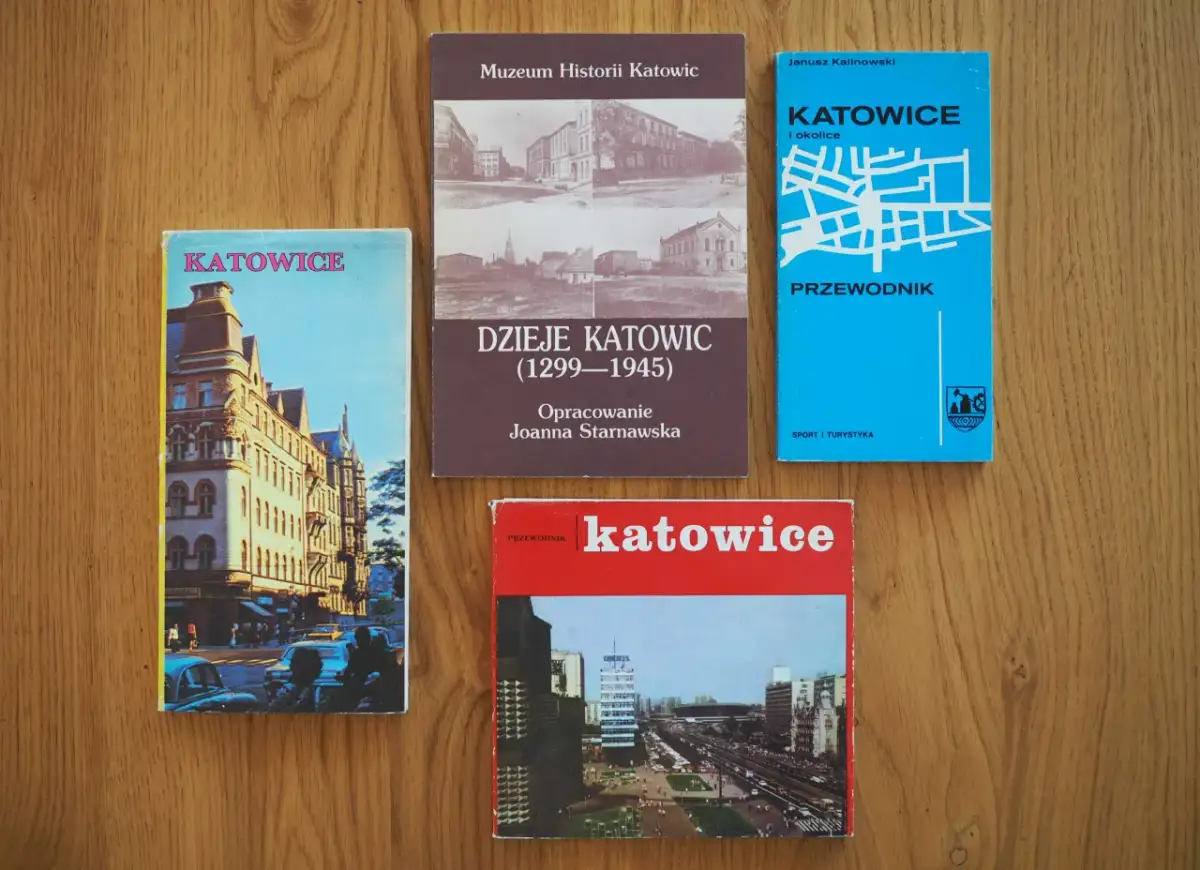 Książki o historii i przewodniki po Katowicach. Jedna z nich to "Dzieje Katowic (1299-1945)", inna to "Katowice i okolice", a kolejna to przewodnik po mieście.