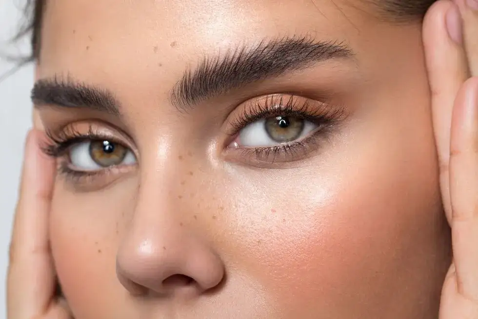 Jak się robi makijaż permanentny brwi - krok po kroku do idealnego efektu