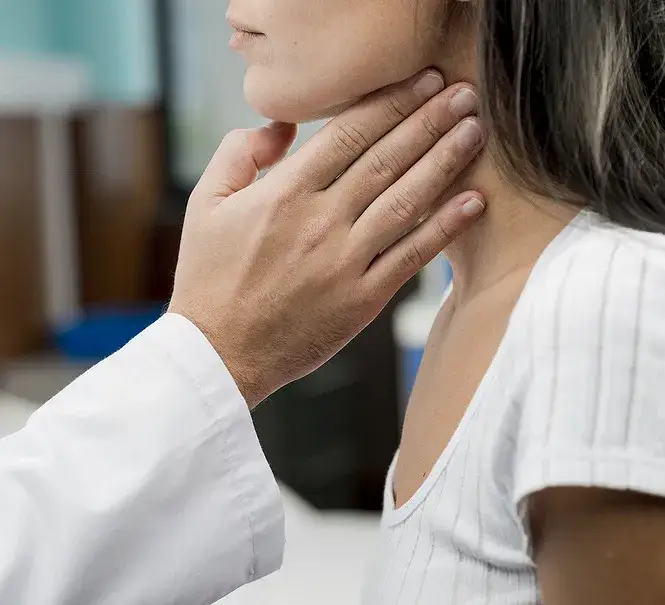 Bezpieczne sposoby na ból gardła przy karmieniu piersią, które działają