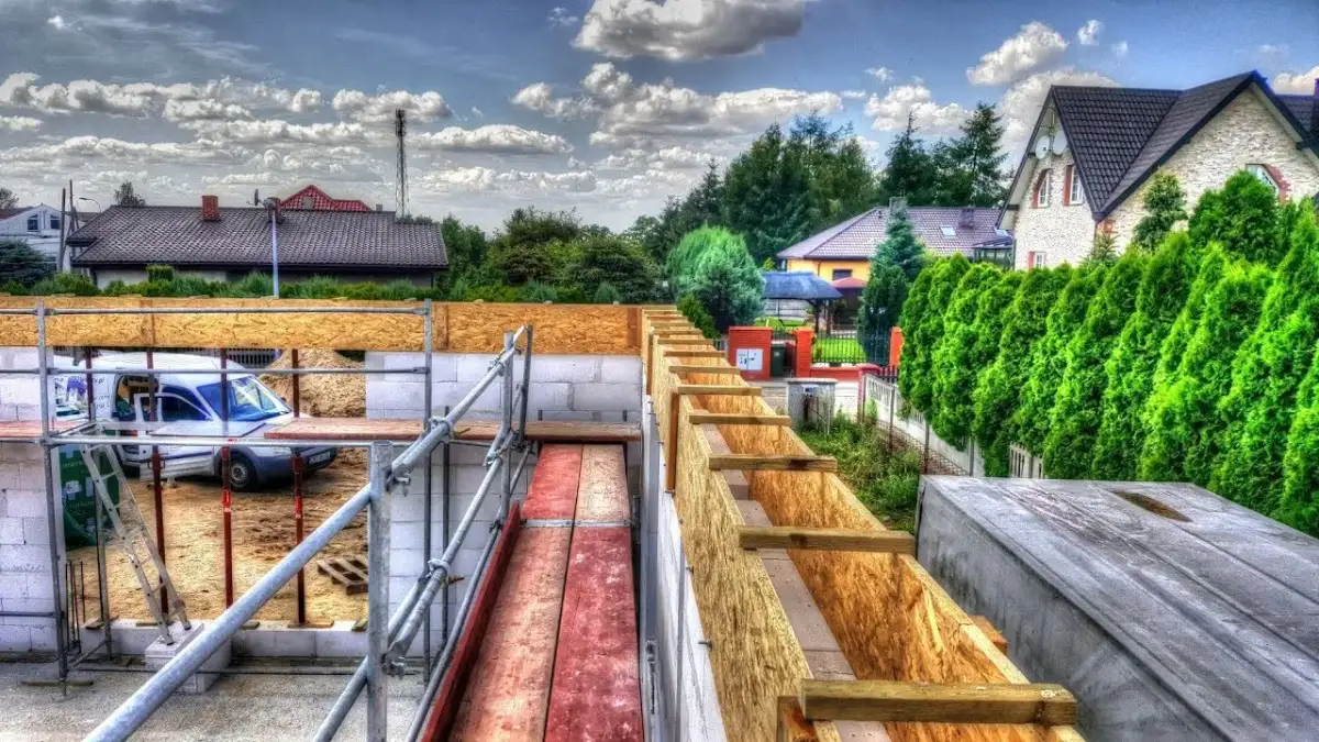 Jak oszalować dom drewniany? Kompletny poradnik krok po kroku