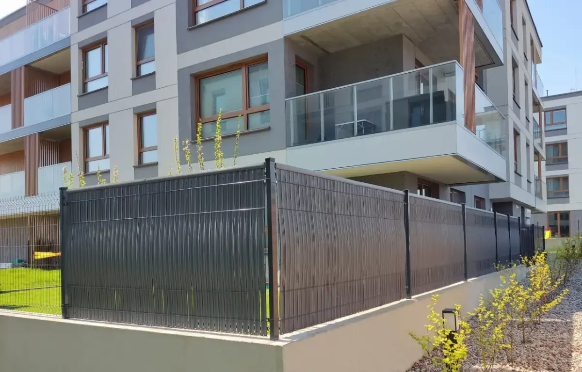 Czym zasłonić płot panelowy, aby zyskać prywatność i styl?