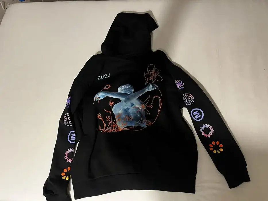 Ile kosztuje bluza Maty na koncercie? Sprawdź, dlaczego nie kupisz jej tam