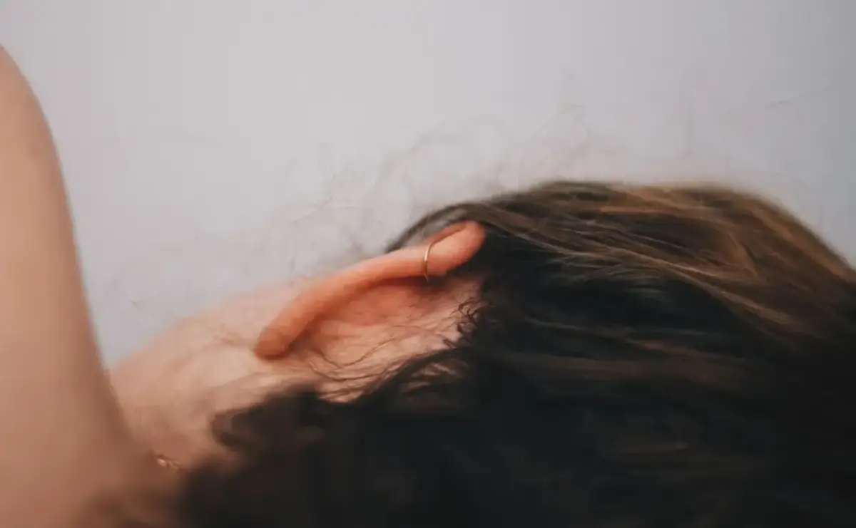 Pisk, buczenie w głowie? Odkryj przyczyny i znajdź pomoc!