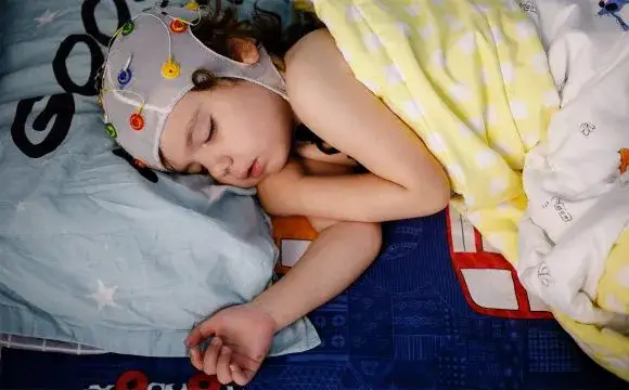 Jak wygląda badanie EEG u dzieci? Co musisz wiedzieć przed wizytą