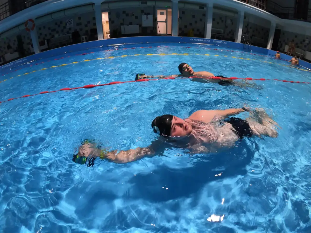 Od czego zacząć naukę pływania kraulem – kluczowe techniki dla początkujących