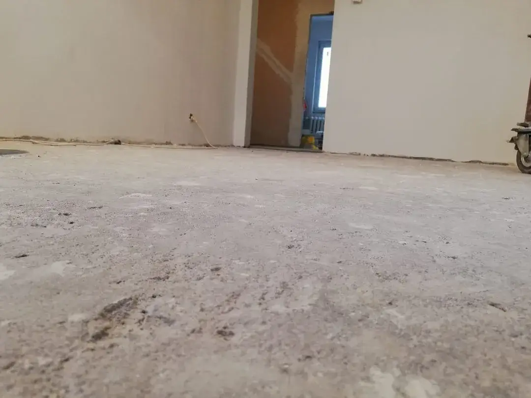 Jak wyrównać podłogę w bloku: proste metody i oszczędności w remoncie