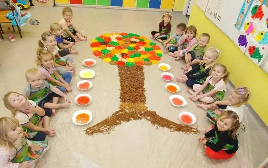 Zajęcia sensoryczne w żłobku: Klucz do rozwoju i 30+ pomysłów!