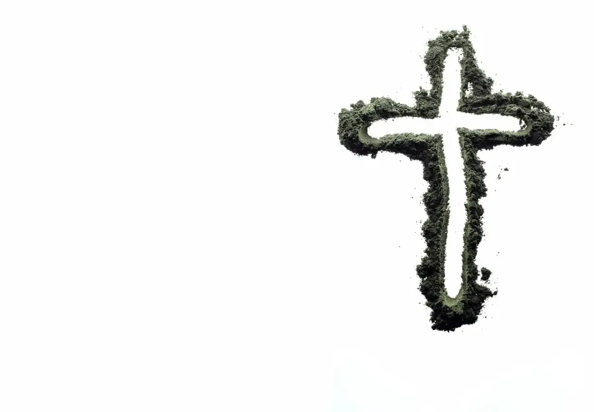 Krzyż z popiołu na białym tle. Czy Bóg wybacza grzech nieczystości? Nadzieja na przebaczenie.