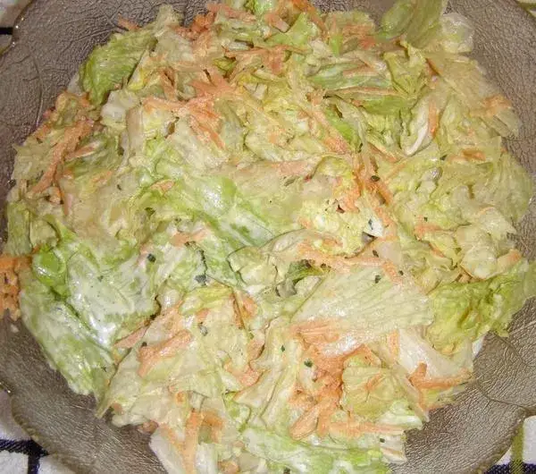 Najlepsze przepisy na surówkę z sałaty lodowej, które zachwycą każdego