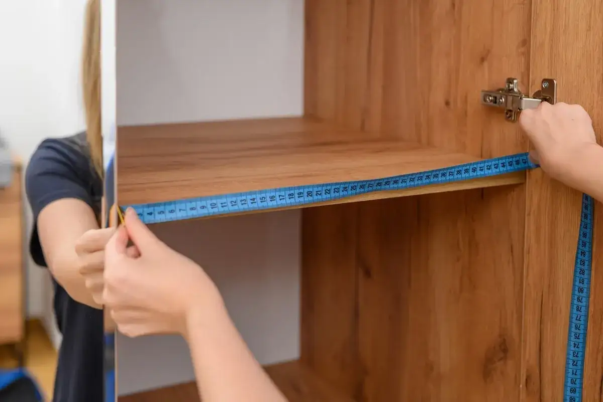 Oklejanie mebli krok po kroku: Poradnik dla początkujących