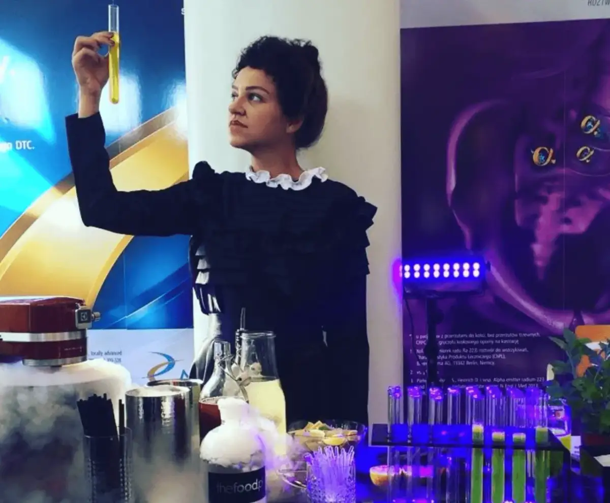 Pan który robi drinki – odkryj tajniki pracy barmana i przepisy